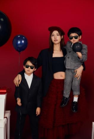 苏醒老婆晒娃照，还别说，真是绝配啊！同样的表现欲强，自信感满满，行事风格也