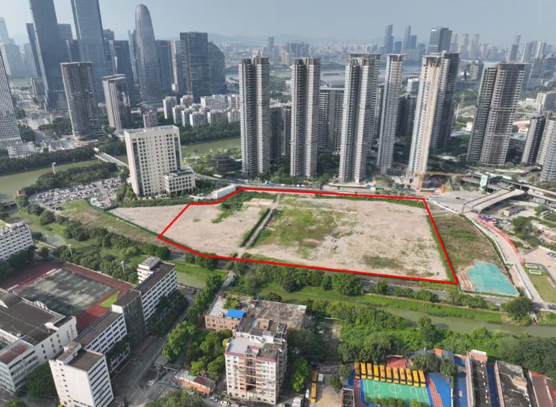 【华润终于出手广州拿地】8月28日，广州土地市场迎来年度重磅土拍大戏。历经201