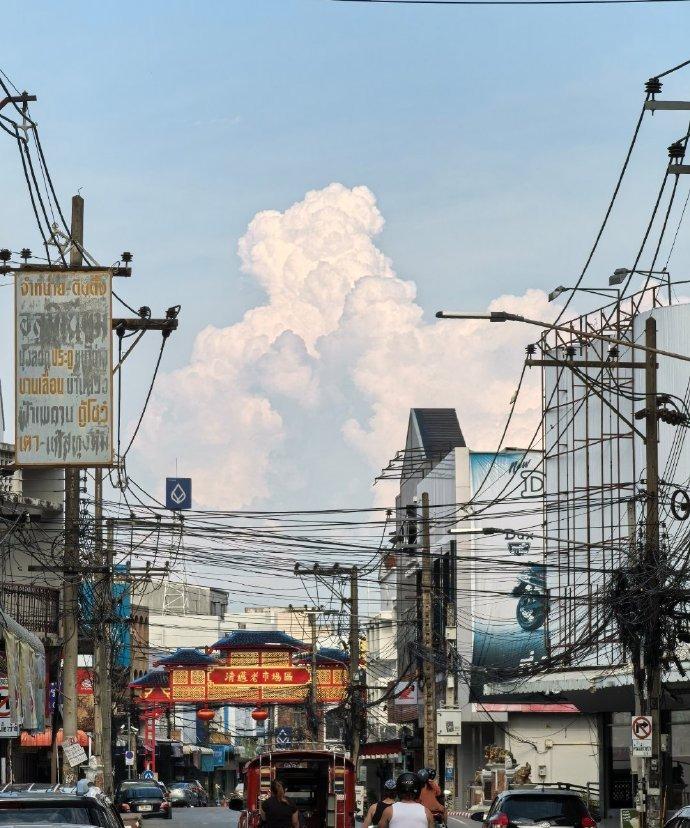 清迈就像滨河村国际版晚饭后和好朋友们骑小摩托去湖边散步去逛夜市去吃脏摊去