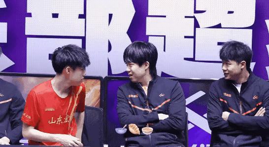 乒超联赛第三天，梁甜甜因伤退赛，大头轮休，魏桥遭遇困难。但观战的大头神情自如，和