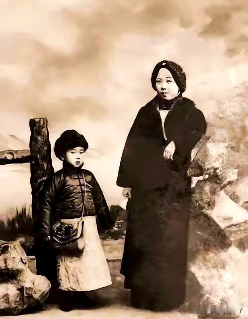 一张珍贵的合影，拍摄于1910年代，这便是她们母子二人当时的真实模样，而非演员扮