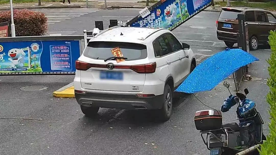 上海，一男子住在女友家中，因为没有固定的停车位，就产生了1000多元的停车费，为