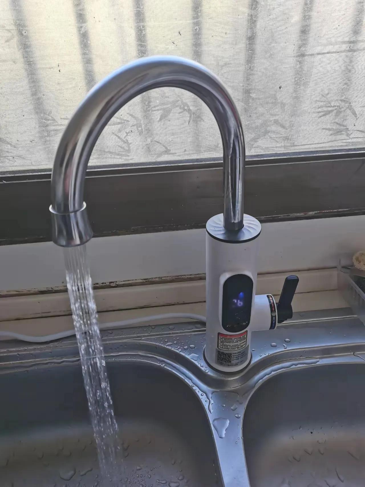 家人们谁懂啊！这次放假回家，一进老妈厨房就被惊到了——居然装了个电热水龙头！天寒