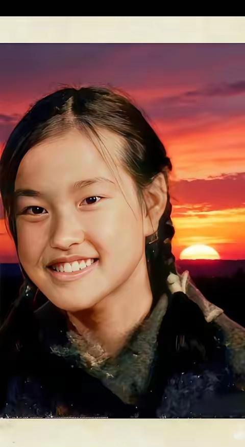 别再盯着刘晓庆现在的脸了，看看这张几十年前的老照片，你就懂了什么叫“天然去雕饰”