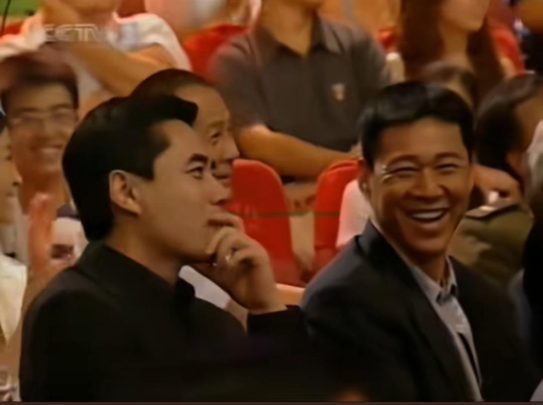 两个朋友在观众席上开心地笑着。90年代真的好年轻啊，他俩都是正能量，低调为人，和