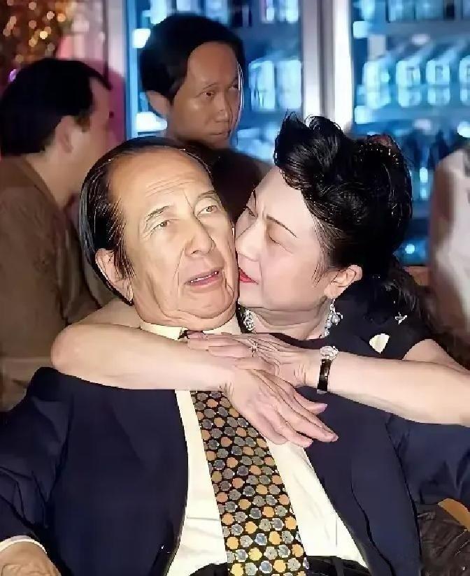 其实真的挺佩服赌王何鸿燊的太太们的，除了原配黎婉华和何鸿燊是同龄人，比1921年