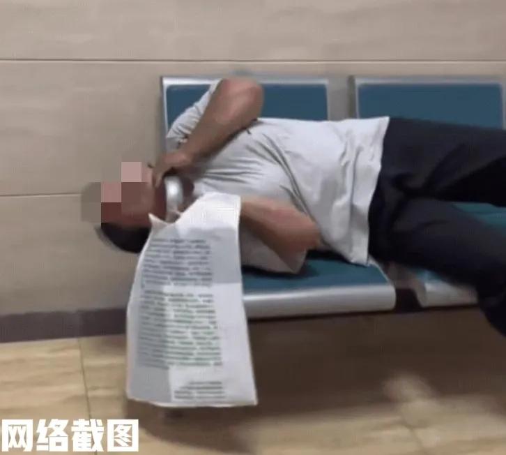 天津有一男子在医院看病。男子在看病等待排队的过程里，选择到一处有靠椅的地方休
