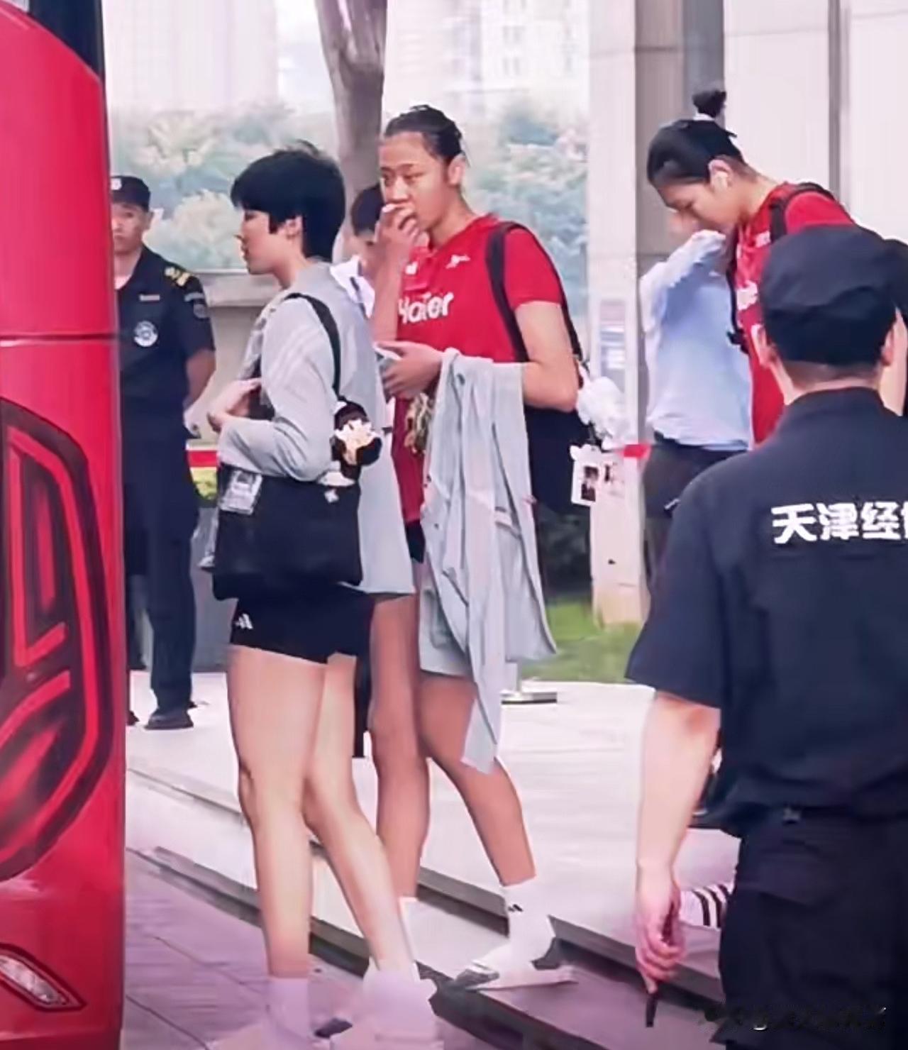 中国女排今日19:30，亚锦赛小组赛首场比赛，迎战伊拉克女排，历史上应该首次跟伊