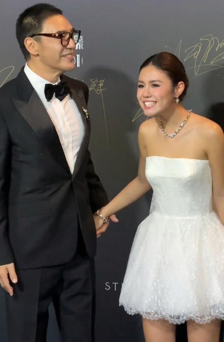 73岁钟镇涛携21岁女儿走红毯，钟镇涛看着好年轻，女儿长得像爸爸