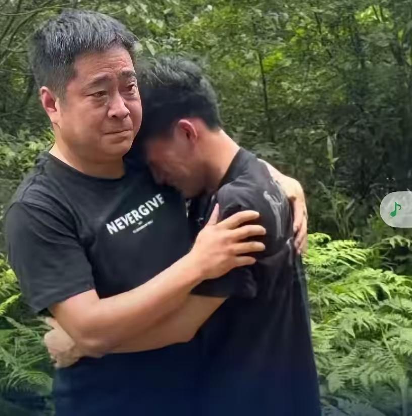 湖南，1男子考试结束后来到父母坟前祭拜，突然男子转身朝表哥跪了下去：哥，没有你就