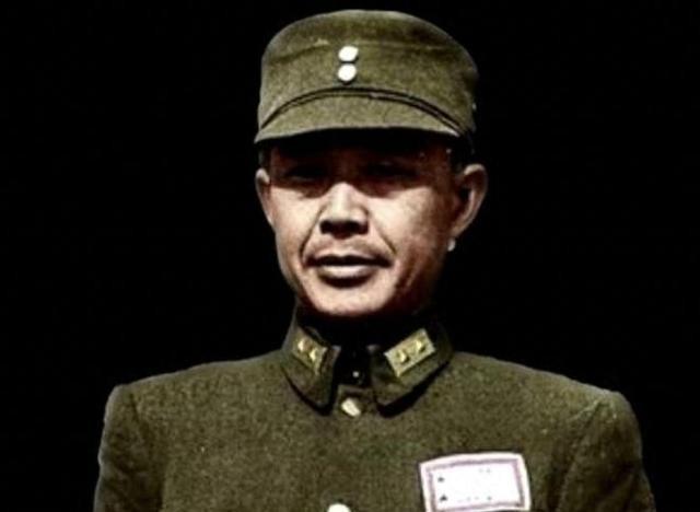 1941年冬，老蒋路过昆明西山，见修筑工事的士兵衣衫褴褛、棉衣飞花，怒问是谁的部