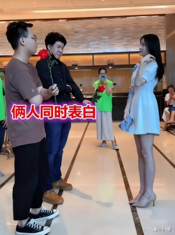 某相亲会上，有两个小伙同时相中了一个25岁姑娘。两个人条件都不算差，一个体制