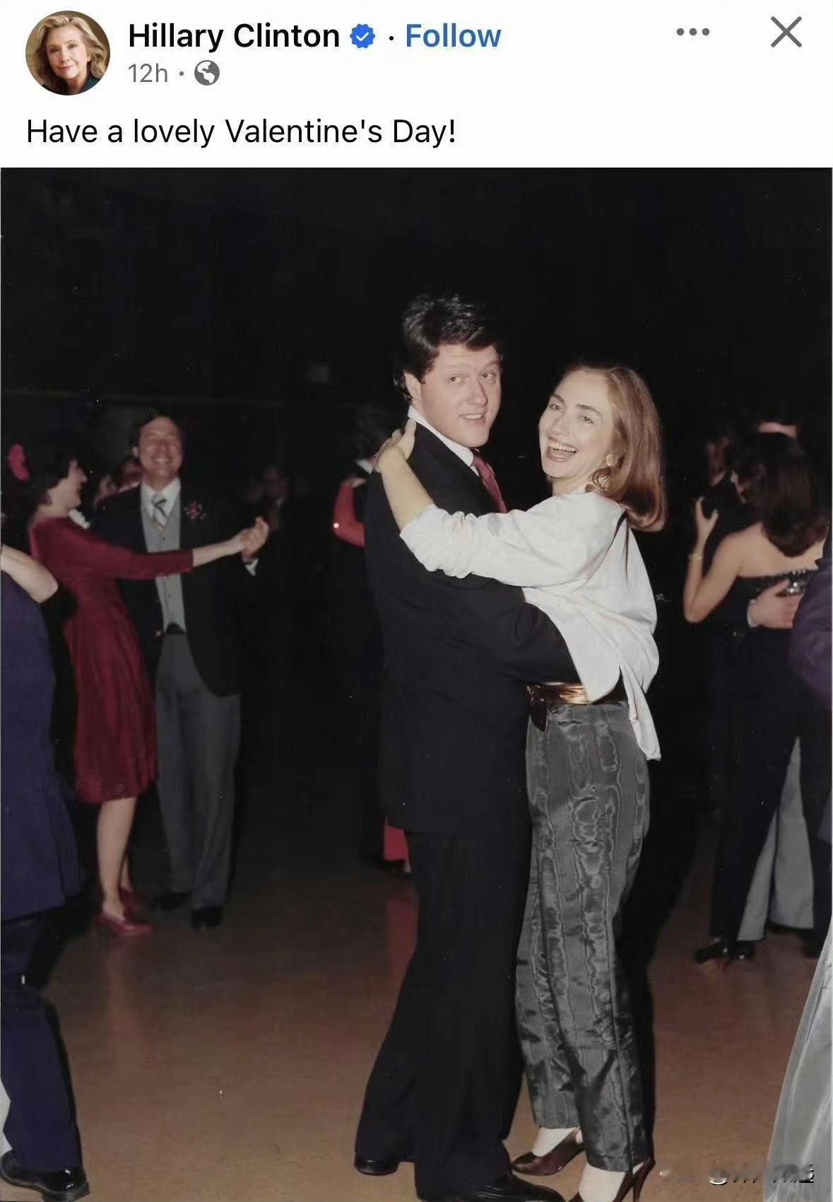 希拉里祝大家情人节快乐，网友评论:“你在岛上度过了多少个情人节？”直接映射爱泼斯