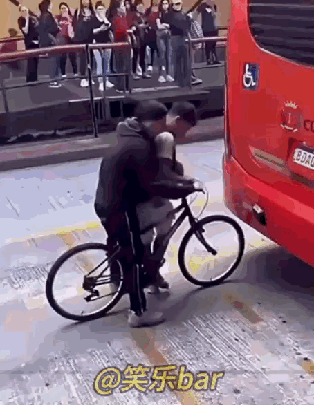 我有个问题，为什么旁边的人都不理一下他们呢？