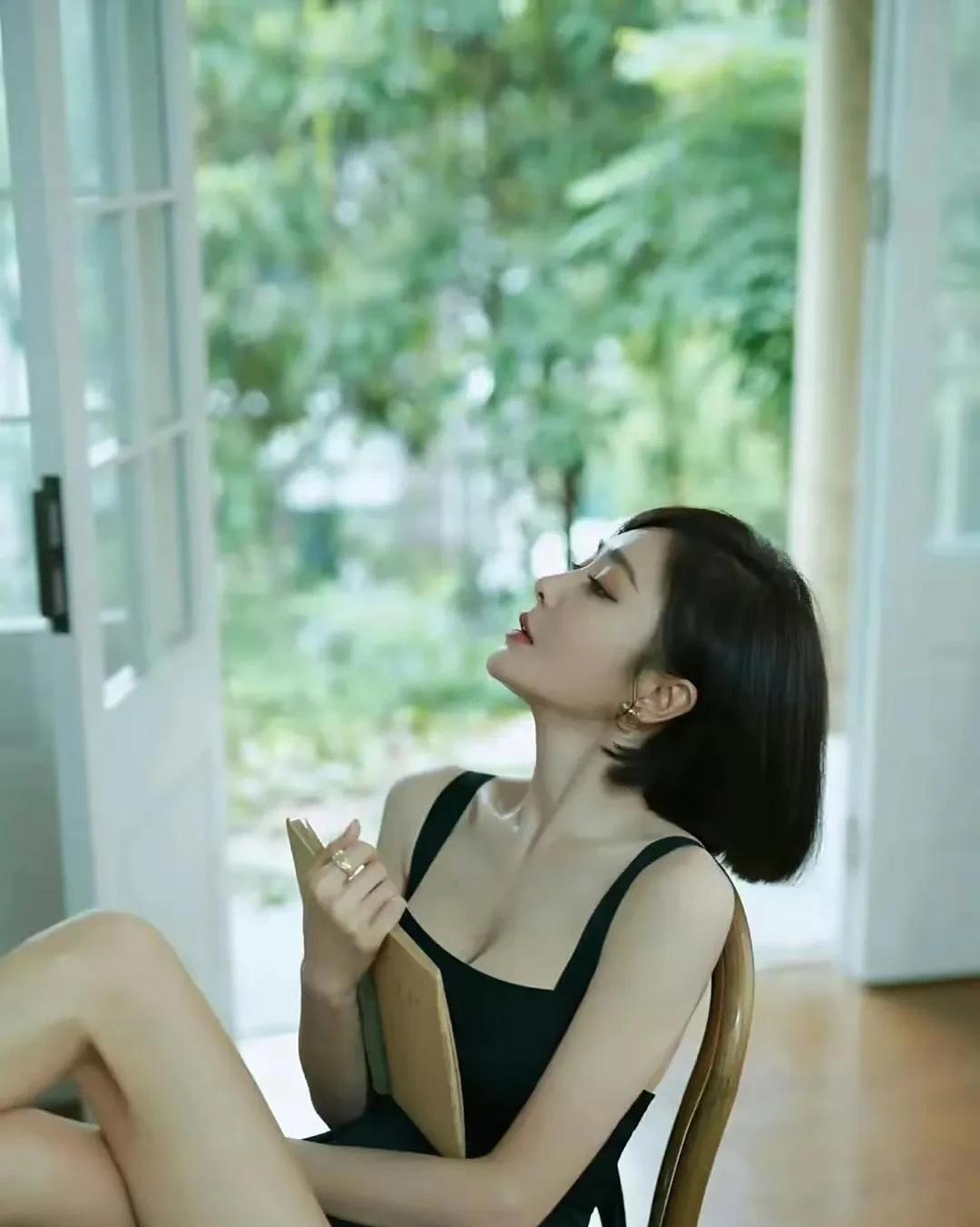 这完美身材哪个男人看了不迷糊？秦岚真是人间尤物说魏大勋馋她的身子一点也不