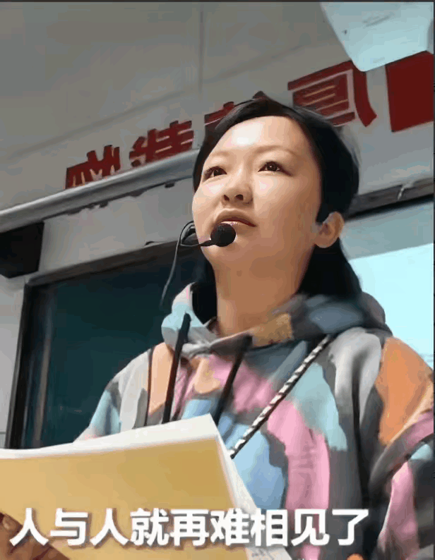 破防了！湖南老师批改作文突然哭了，最后一句看哭全网“只是一层薄薄的土，人与人