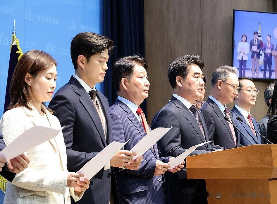 6月11日，韩国国民力量党改革派团体“对策与未来”的25名议员集体施压，要求党首