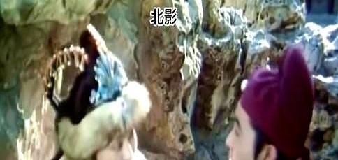 刘晓庆演的是女人，邓婕演的是权力，差距就在贾瑞那只脏手上。刘晓庆的凤姐，贾