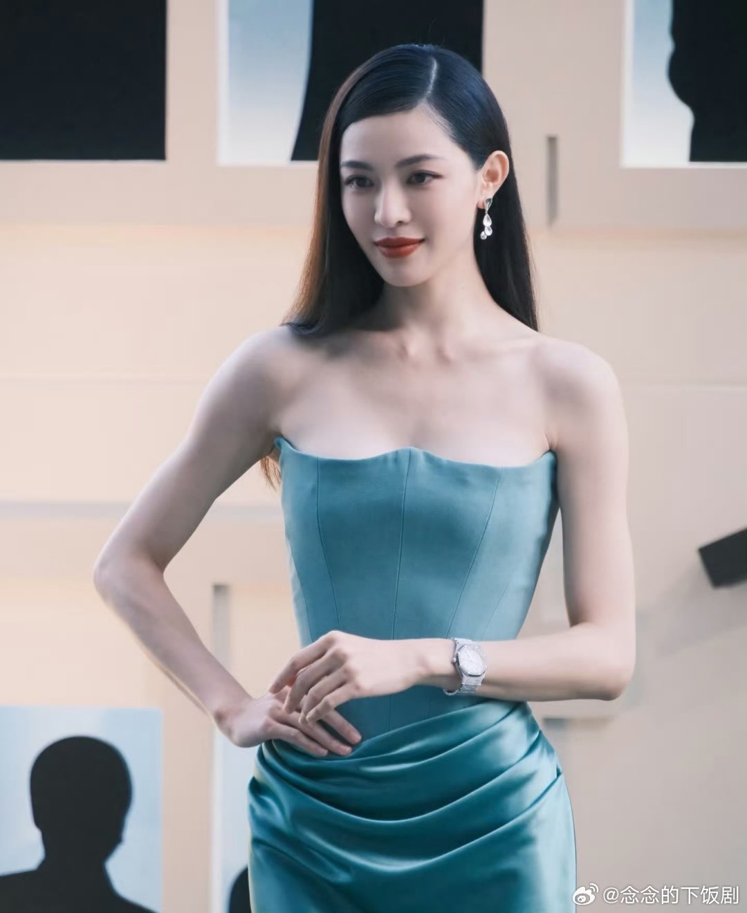 钟楚曦绿裙钟楚曦这条青绿色抹胸长裙把曲线衬得刚好，绸缎质感超有光泽，加上利落长发