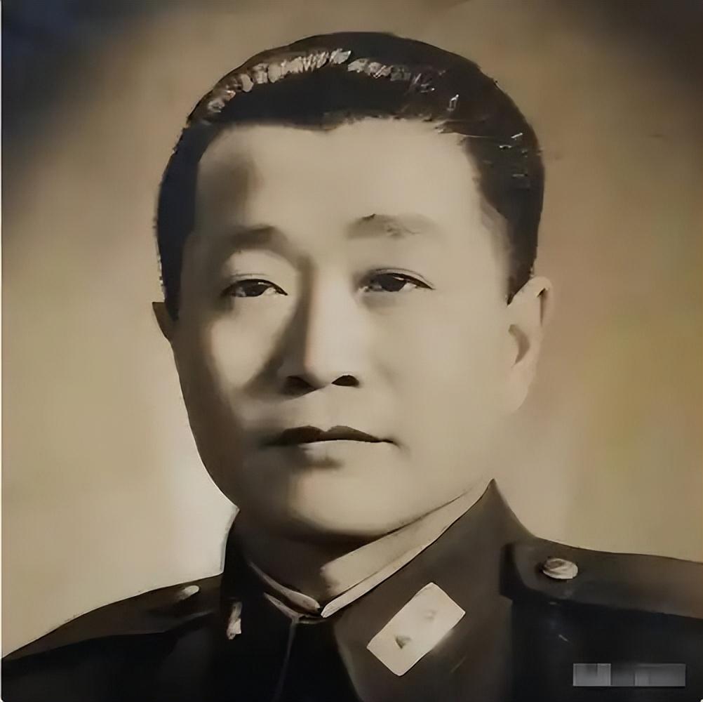 杜聿明下令枪决7名解放军，他突然站出来阻止，多年后他感激涕零1948年冬，淮