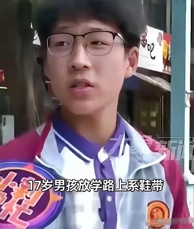 5月5日，河南平顶山，17岁中学生放学途中系鞋带时，竟意外在路边捡到32克黄金手