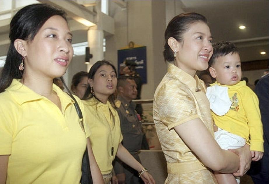 和西拉米生活期间的泰王活的挺舒坦。美妻傍身、幼子绕膝、爱女承欢，家和万事兴。
