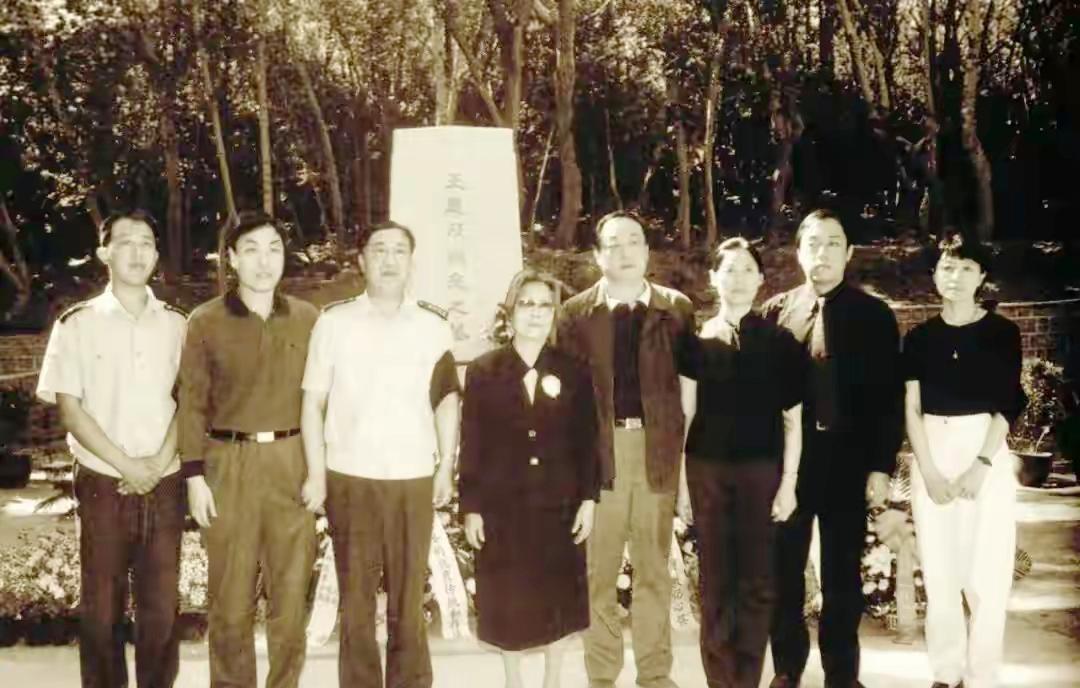 2002年4学12日，王恩茂将军的骨灰安葬于乌鲁木齐燕儿窝烈士陵园，这张照片是王