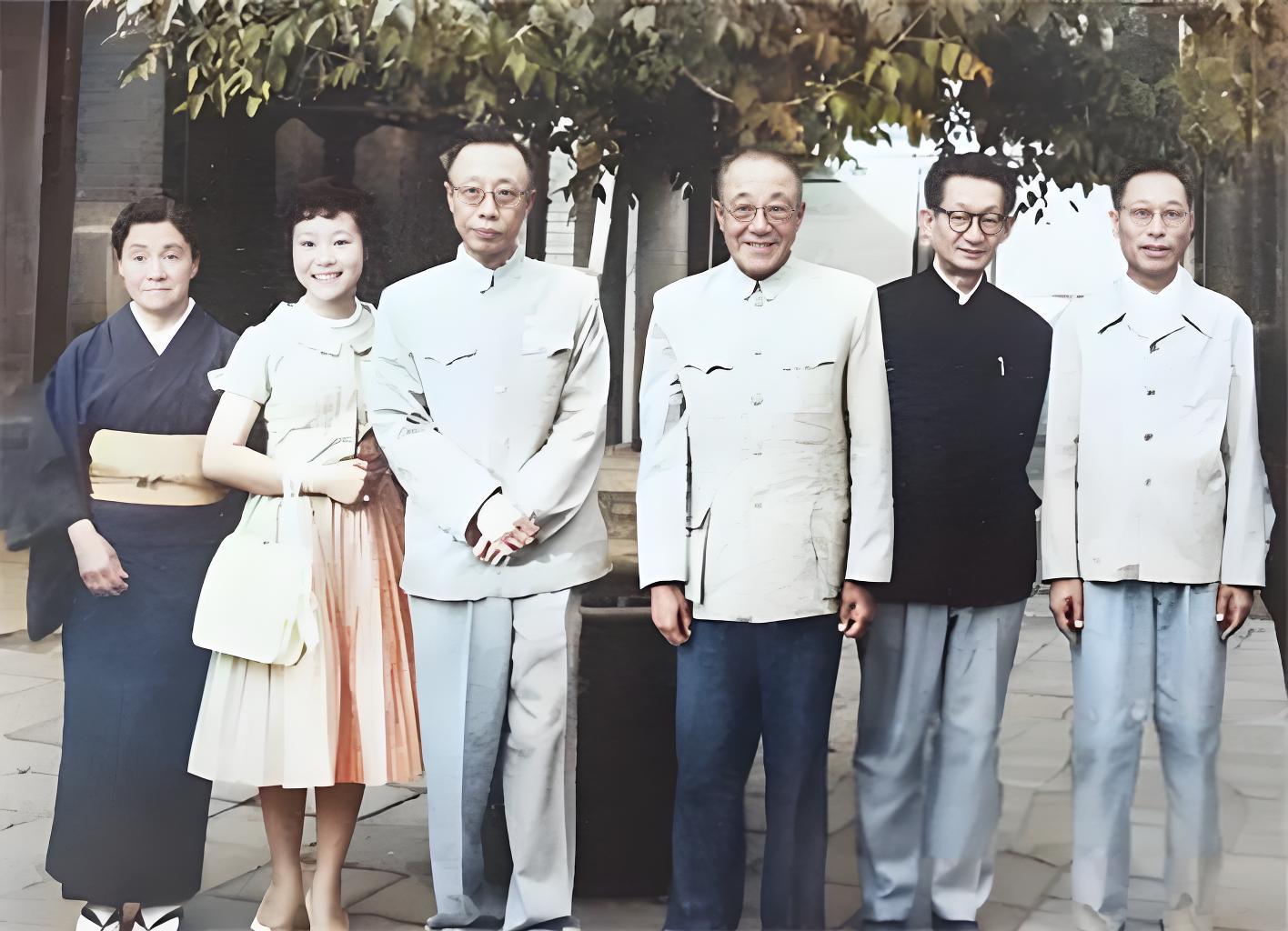 这张照片拍于1961年5月，当时溥仪在北京护国寺街五十二号溥杰家的四合院里与亲人们合影。