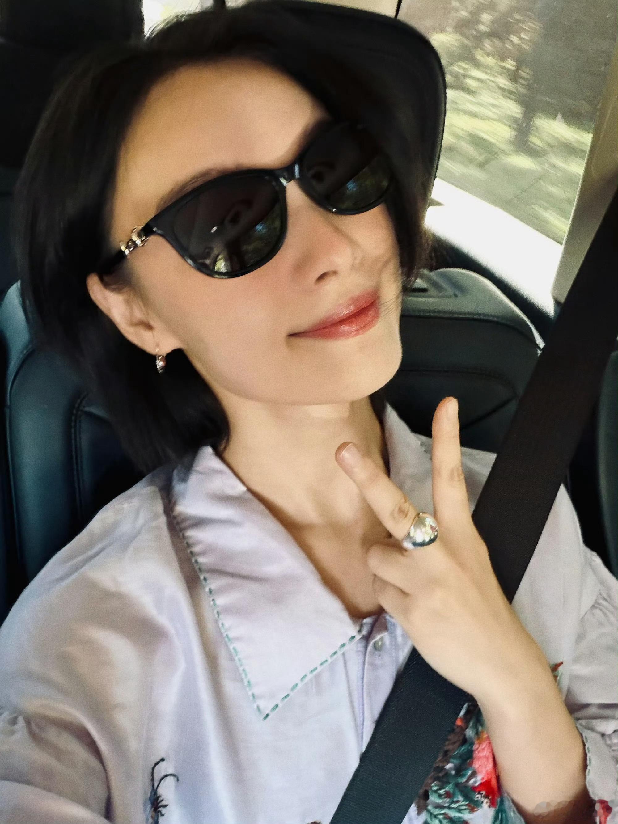倪妮连续两天打卡学车倪妮连续两天学车状态对比哈哈啊哈笑不活了！倪妮也躲不过学车