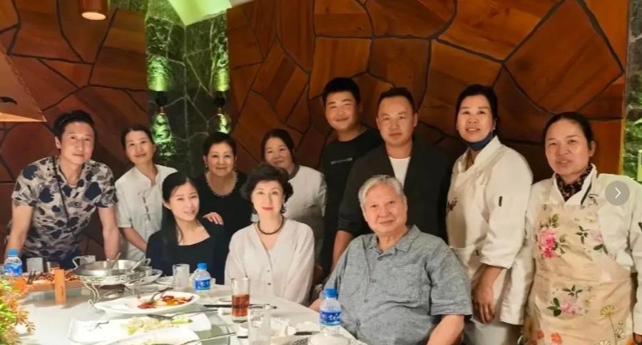 刘德华在节目里调侃洪金宝，当了一辈子大哥，现在怕孙子。任达华在旁边笑。洪金宝早年帮过刘德华，刘德华被