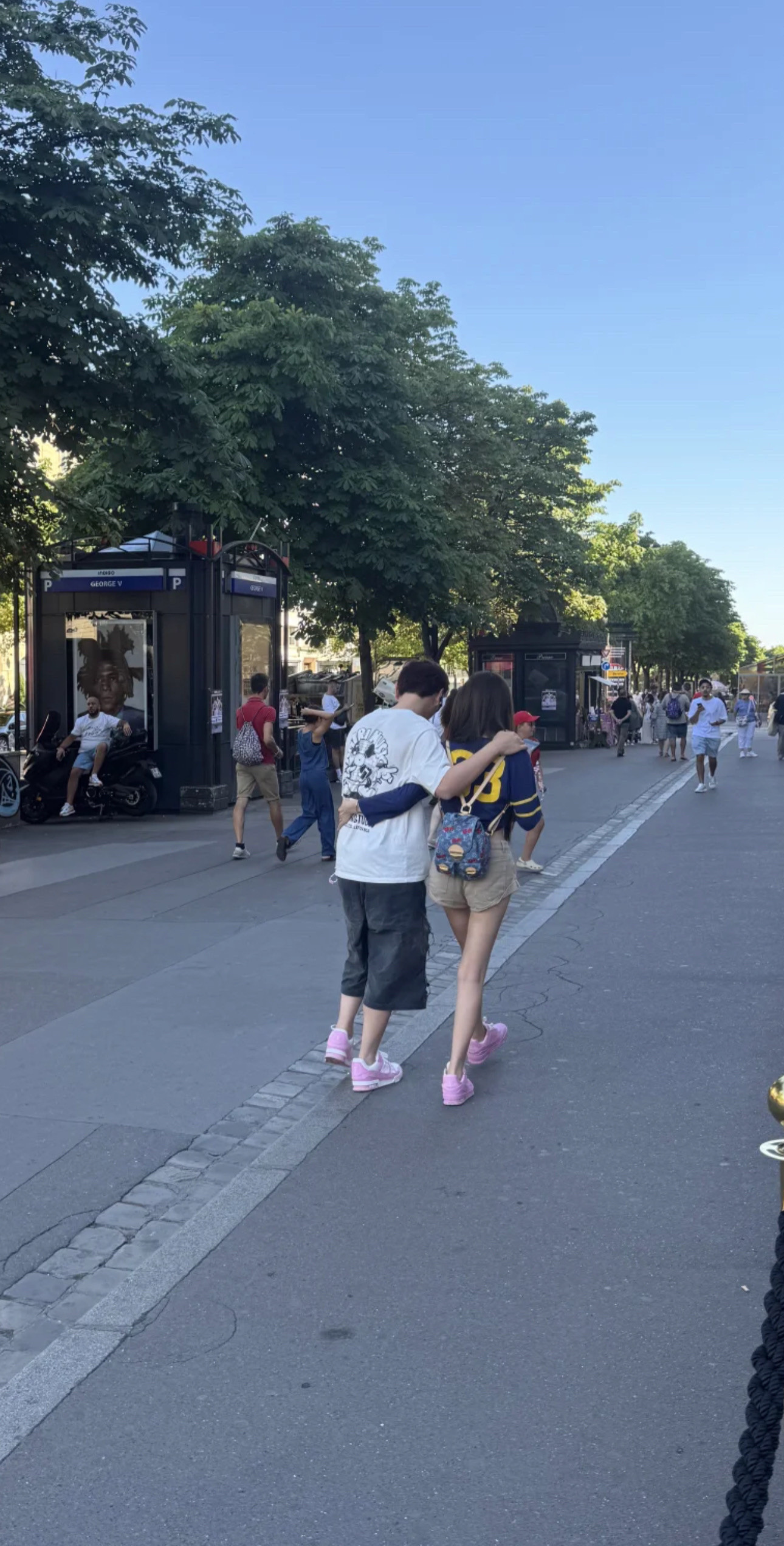 王思聪和女友好恩爱，搂着走路还穿情侣鞋，网友:他这次是真爱了。