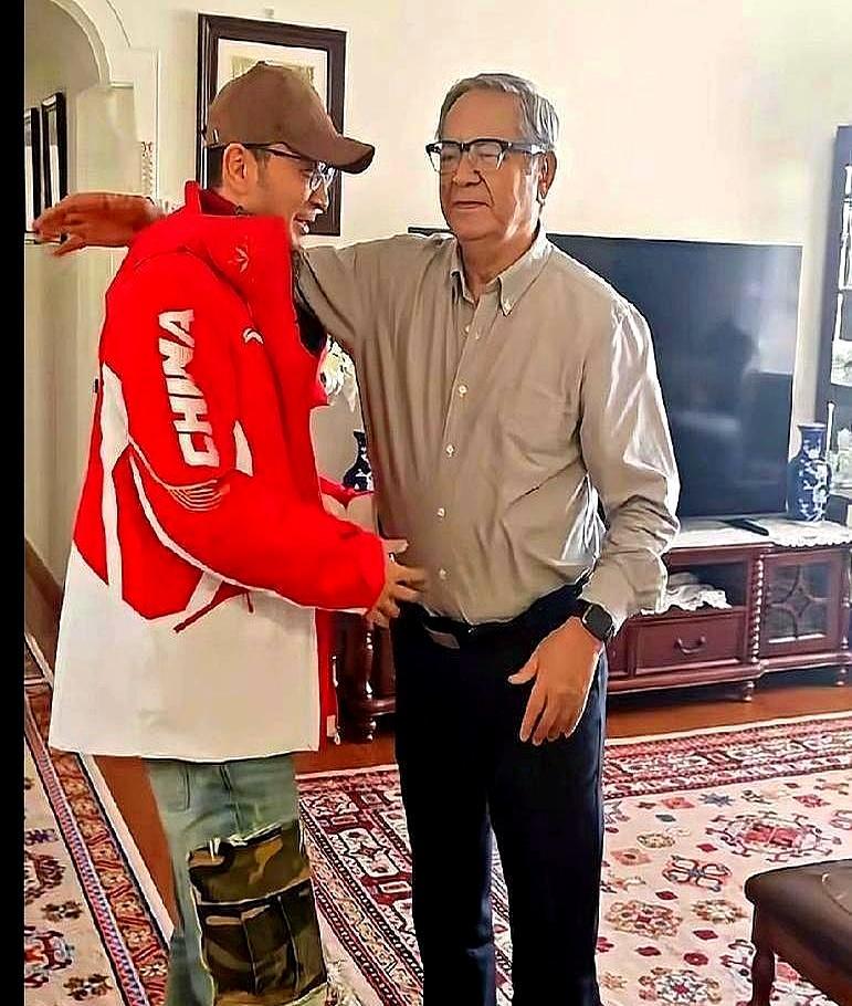 央视主持尼格买提，税后工资7000块。春晚直播一结束，庆功宴看都不看一眼，