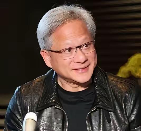 5月15日记者问黄仁勋:为啥几十年穿同一款黑皮衣？他笑着说：“都是我老婆干的