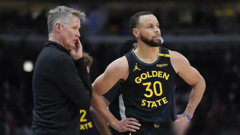 库里可能不打了。全金州在等他救命，管理层却打算把这赛季亲手埋了。十场比赛没