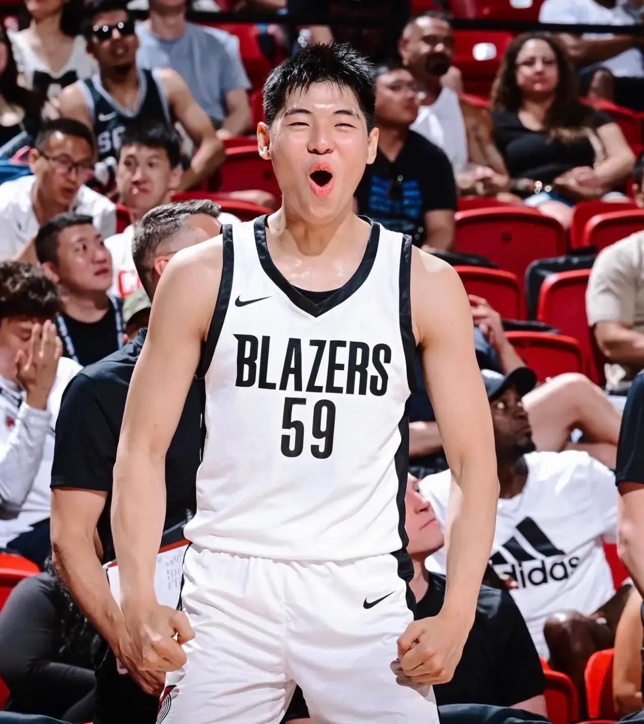 后卫4人：1、赵维伦19岁出生于2005年9月，司职控球后卫，身高182厘米