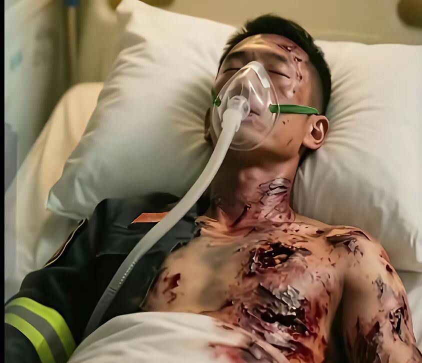 37岁的生命刻度，9年的坚守时光，在香港大埔那场汹涌的火灾中，消防员何韦豪将自己