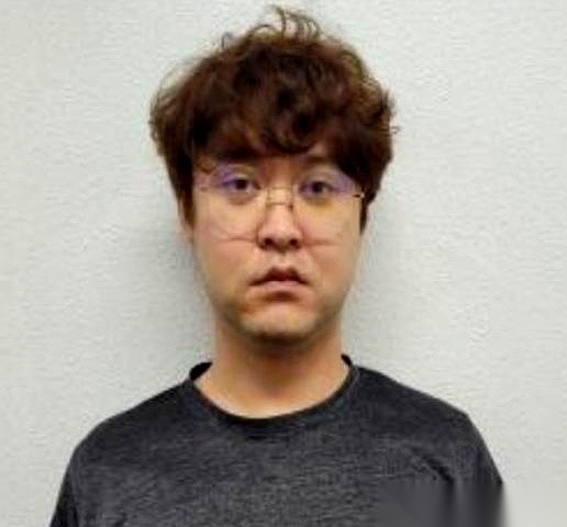 那个被害的中国女留学生，等来了一个让人头皮发麻的真相。案件的嫌犯正面照，终于公开了。照片里的男人叫郑