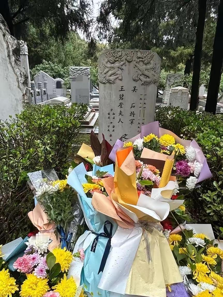 《沉默的荣耀》看哭了！北京香山福田公墓里，吴石将军墓前的鲜花堆得像小山，这画面比