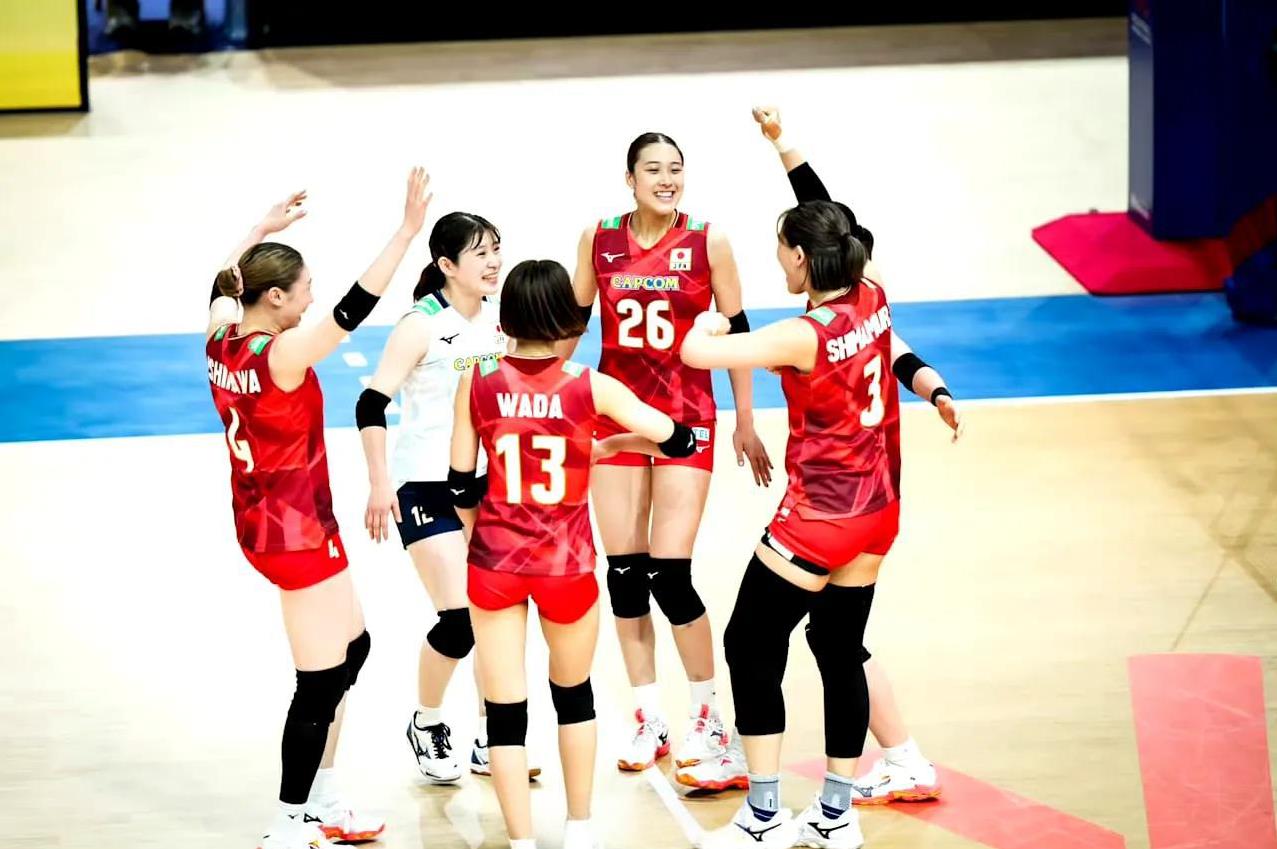 日本女排“山寨”蔡斌的战术思路。VNL状态出色的日本女排以2-3惜败意大利，表现
