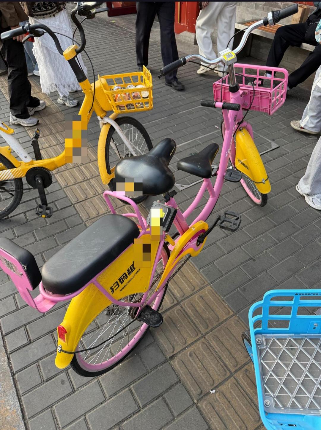 北京街头再现违规亲子共享单车，它们真的安全吗？近日，北京街头再次出现了违规的亲