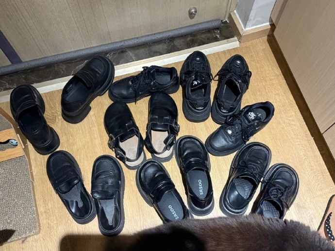 论打工人有多少双黑鞋子[捂脸哭]​​​​