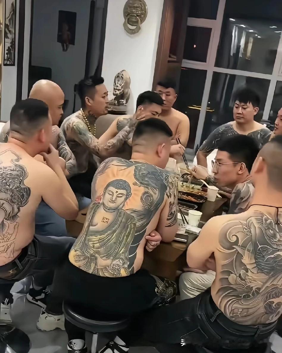 那些纹身的不是胖子就是光头！一天二十四个小时有一半的时间围在桌子上，不是打牌就