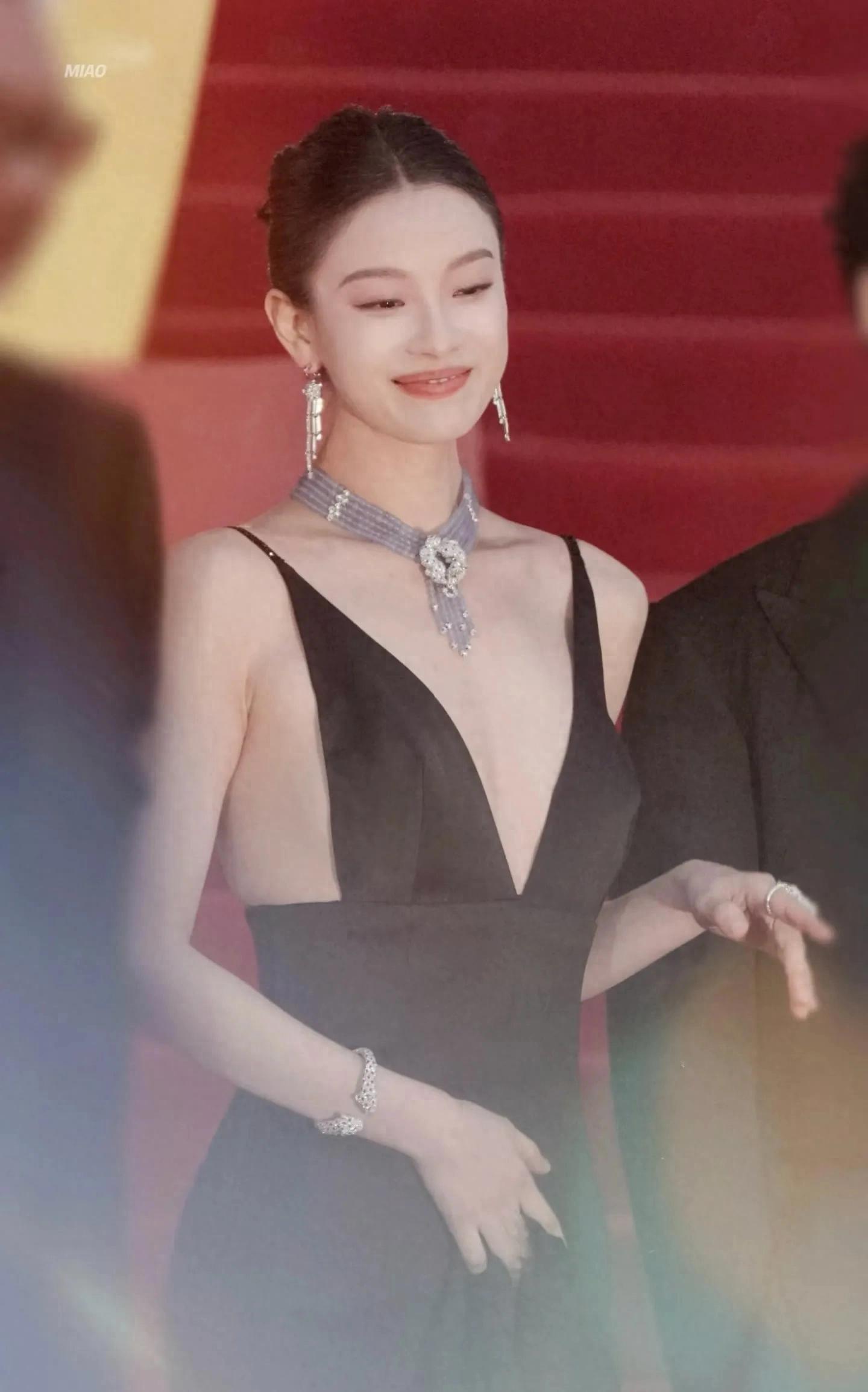 倪妮亮相北京国际电影节，生图美成精修，黑裙礼服尽显冷艳高贵！