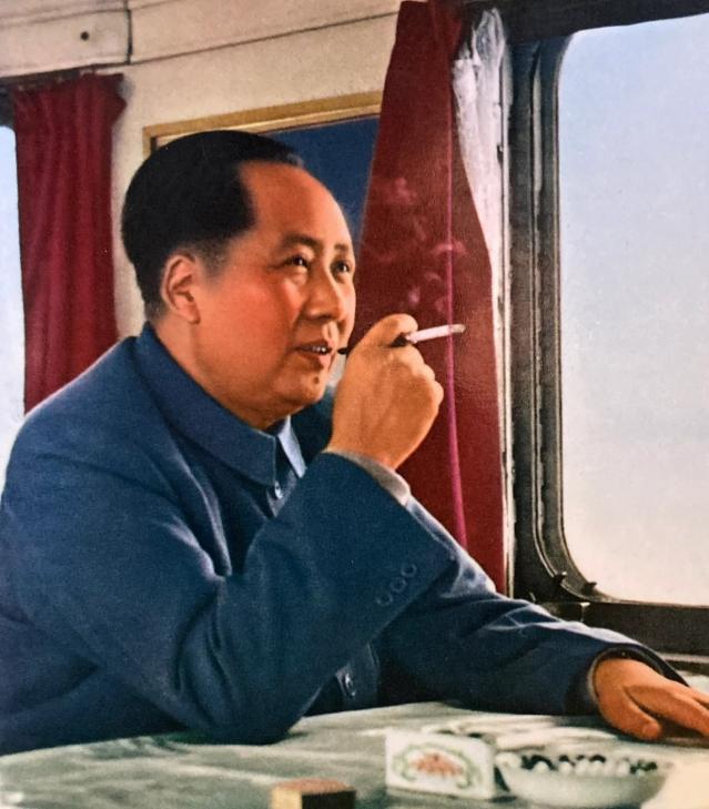 主席不喝酒，主席抽烟，你觉得主席抽的烟，就是普通的烟，那你就错了。主席他老人