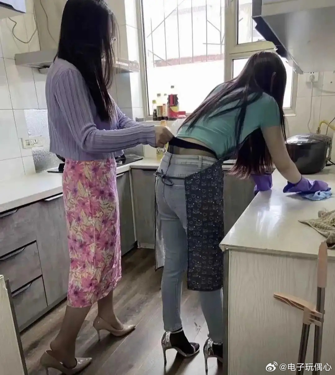 大美女做饭我们坐等吃啦