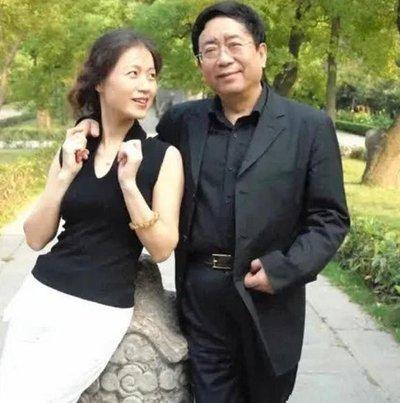 “上海，女子在打理自己别墅时，看到自己60岁的丈夫，居然带着一位年轻漂亮的美