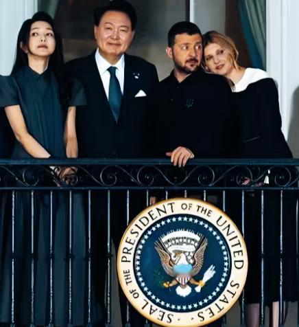 泽连斯基和妻子叶莲娜这么甜蜜吗？在外交场合泽连斯基和妻子叶莲娜还要秀恩爱啊！