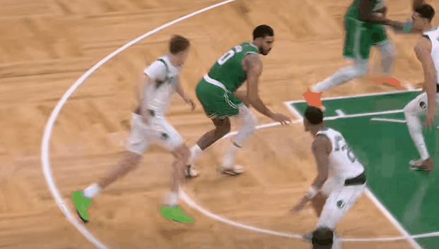 塔图姆归来。凯尔特人赢球。波士顿的完美一天。开场塔图姆6投不中——杰伦·布朗6投