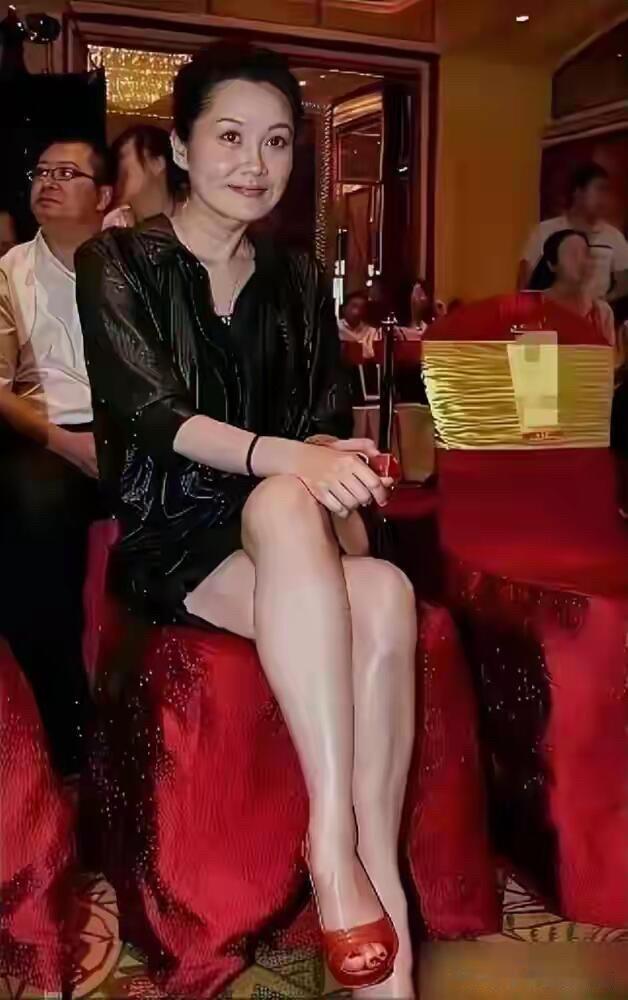 这是50多岁女明星的真实生图，年龄感很明显了，就算是女明星，再如何保养也无法抵抗