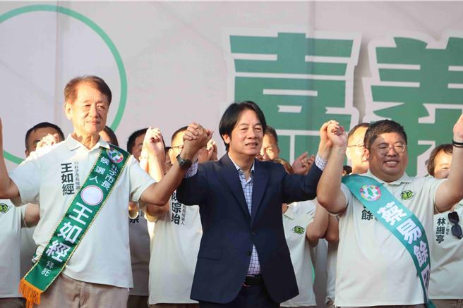 民进党嘉义县长参选人蔡易馀与朴子市长参选人王如经的联合竞选总部27日下午举办成立